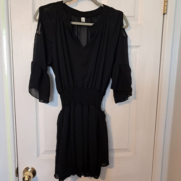 Source Unknown Dresses & Skirts - 💰Chiffon cold shoulder dress